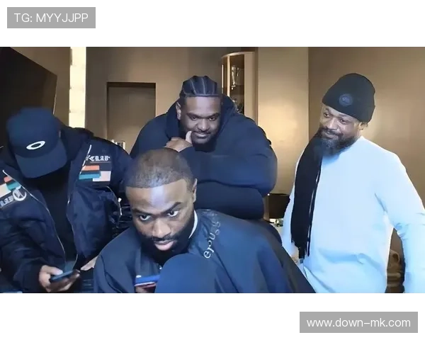 杰伦布朗向詹姆斯请教植发问题并查询航班信息