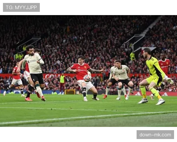 战术调整:眼见定位球防守吃紧,曼联半场即用马奎尔换下林德洛夫